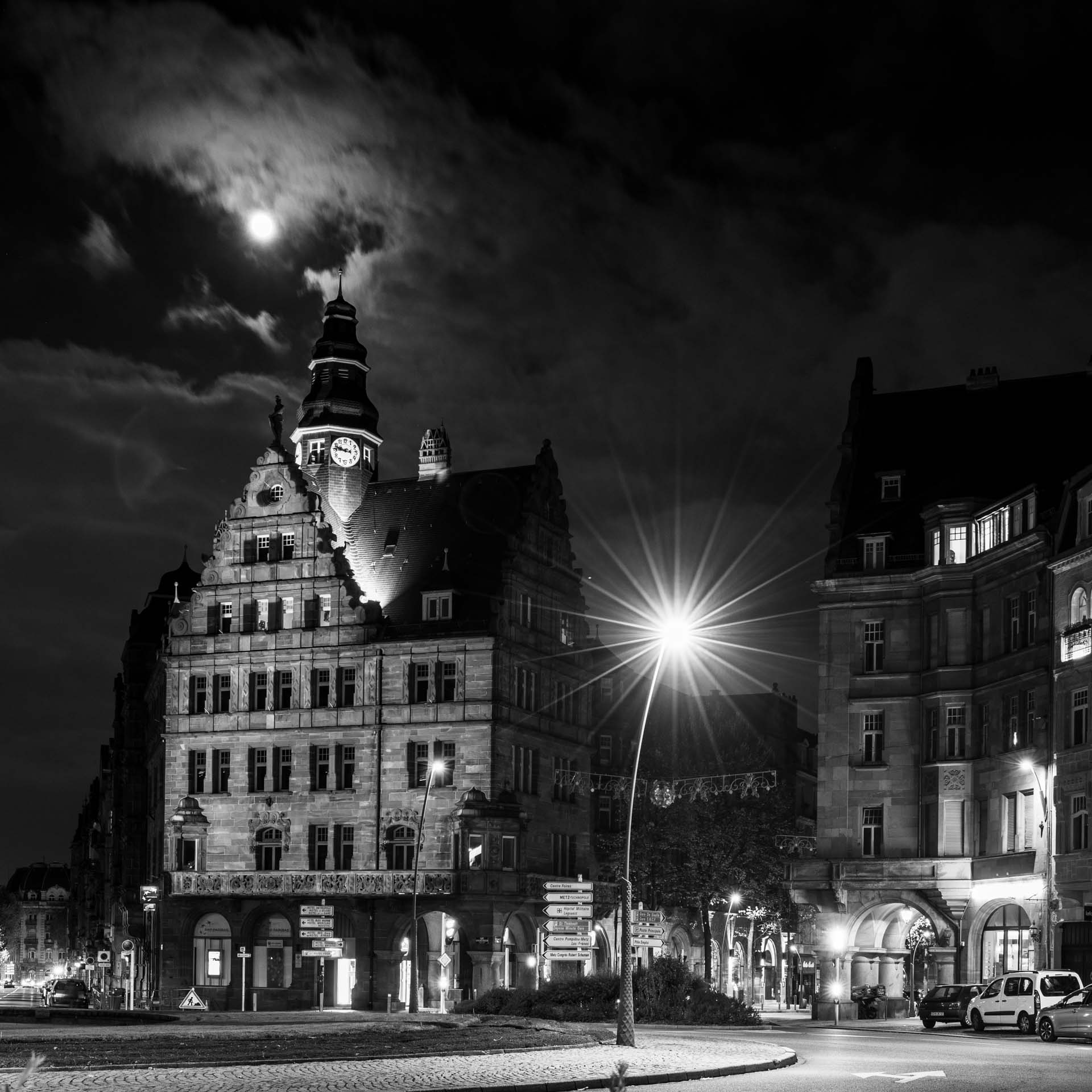 Place Raymond Mondon à Metz la nuit _ Photographies de monuments et bâtiments
